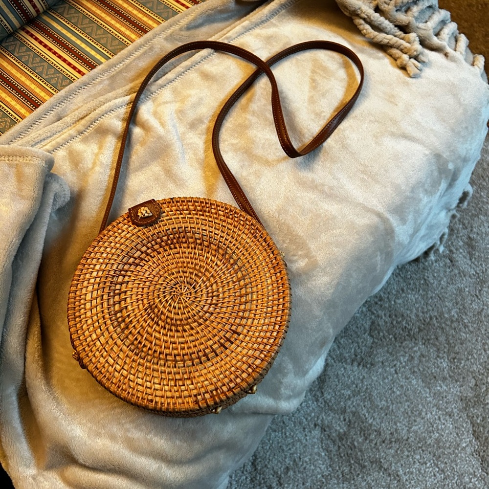 Cute summer rattan handbag. Lightweight, Crossbody. Round! No designer listed.
